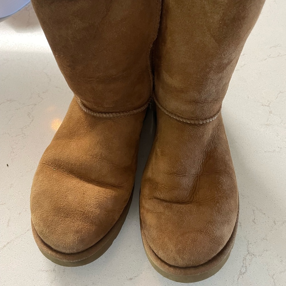 Classic Short UGG boot. Tan